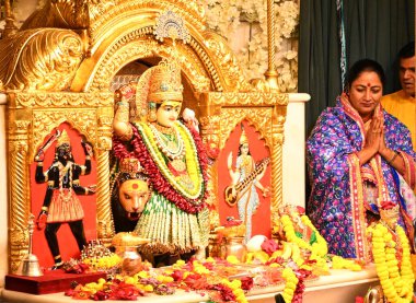 Delhi Genel Sekreteri Rekha Gupta, 2 Nisan 2025 'te Yeni Delhi, Hindistan' da, Jhandelwalan Mandir, Rani Jhansi Yolu 'nda Navratri Festivali vesilesiyle dua eder.. 