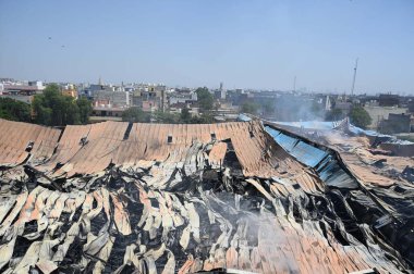 2 Nisan 2025 'te Gurugram, Hindistan' da, Pataudi Yolu 'ndaki Radha Soami Bhawan yakınlarındaki Kadipur Endüstriyel Bölgesi' ndeki fabrika deposunda çıkan yangını söndürmeye çalışan itfaiye personeli görülüyor.