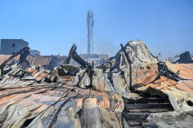 2 Nisan 2025 'te Gurugram, Hindistan' da, Pataudi Yolu 'ndaki Radha Soami Bhawan yakınlarındaki Kadipur Endüstriyel Bölgesi' ndeki fabrika deposunda çıkan yangını söndürmeye çalışan itfaiye personeli görülüyor.