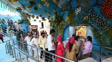 Jhandelwalan Mandir, Rani Jhansi Yolu 'ndaki Navratri Festivali vesilesiyle 2 Nisan 2025' te Yeni Delhi, Hindistan 'da namaz kılıyor.. 
