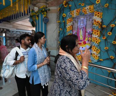 Jhandelwalan Mandir, Rani Jhansi Yolu 'ndaki Navratri Festivali vesilesiyle 2 Nisan 2025' te Yeni Delhi, Hindistan 'da namaz kılıyor.. 
