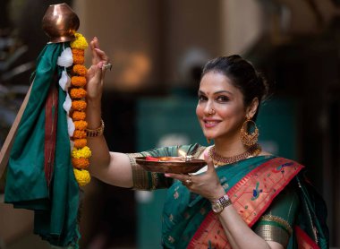Bollywood oyuncusu Isha Koppikar, Gudi Padawa festivali için HT City ile 28 Mart 2025 'te Hindistan' ın Mumbai kentinde verdiği özel röportajda poz verdi..