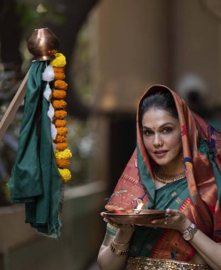 Bollywood oyuncusu Isha Koppikar, Gudi Padawa festivali için HT City ile 28 Mart 2025 'te Hindistan' ın Mumbai kentinde verdiği özel röportajda poz verdi..