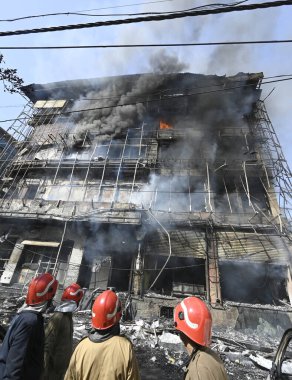 İtfaiyeciler 1 Nisan 2025 'te Yeni Delhi, Hindistan' da Jhandewalan Metro İstasyonu yakınlarındaki ticari bir binada çıkan yangını söndürmeye çalışıyorlar..