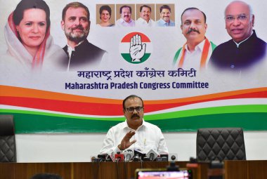 MUMBAI, INDIA - 2 Nisan 2025 tarihinde Hindistan 'ın başkenti Mumbai' de Maharashtra Pradesh Kongre Komitesi Başkanı Harshwardhan Sapkal basına hitaben yaptığı konuşmada,. 