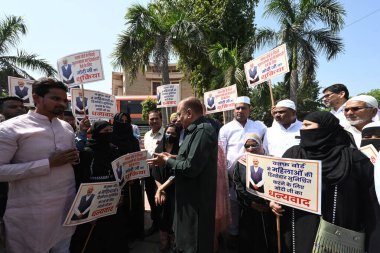 NEW DELHI, INDIA - 2 Nisan 2025 'te Delhi BJP Başkanı Virendra Sachdeva ve parti Müslüman işçileri, 2 Nisan 2025' te Hindistan 'ın Yeni Delhi kentinde, Parlamento' nun Rail Bhawan yan girişinde Waqf Bill 'e destek için Pankart kampanyası düzenlediler.. 