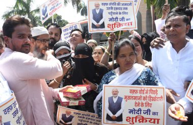 NEW DELHI, INDIA - 2 Nisan 2025 'te Delhi BJP Başkanı Virendra Sachdeva ve parti Müslüman işçileri, 2 Nisan 2025' te Hindistan 'ın Yeni Delhi kentinde, Parlamento' nun Rail Bhawan yan girişinde Waqf Bill 'e destek için Pankart kampanyası düzenlediler.. 