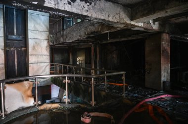 2 Nisan 2025 'te Noida, Hindistan' da, Noida 'nın Sektör 18' deki bir binanın birinci katındaki bir emlak ofisinde, havalandırma sisteminin (AC) patlamasının ardından bir yangın patlak verdi.. 