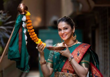 Bollywood oyuncusu Isha Koppikar, Gudi Padawa festivali için HT City ile 28 Mart 2025 'te Hindistan' ın Mumbai kentinde verdiği özel röportajda poz verdi..