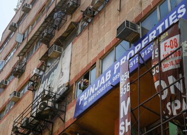 2 Nisan 2025 'te Noida, Hindistan' da, Noida 'nın Sektör 18' deki bir binanın birinci katındaki bir emlak ofisinde, havalandırma sisteminin (AC) patlamasının ardından bir yangın patlak verdi.. 