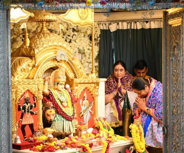 Delhi Genel Sekreteri Rekha Gupta, 2 Nisan 2025 'te Yeni Delhi, Hindistan' da, Jhandelwalan Mandir, Rani Jhansi Yolu 'nda Navratri Festivali vesilesiyle dua eder.. 