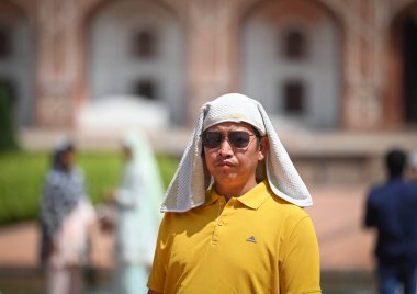Sıcak bir günde Humayun 'un Mezarı' nda 2 Nisan 2025 'te Yeni Delhi, Hindistan' da turistler görüldü.. 