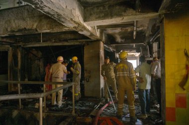 2 Nisan 2025 'te Noida, Hindistan' da, Noida 'nın Sektör 18' deki bir binanın birinci katındaki bir emlak ofisinde, havalandırma sisteminin (AC) patlamasının ardından bir yangın patlak verdi.. 