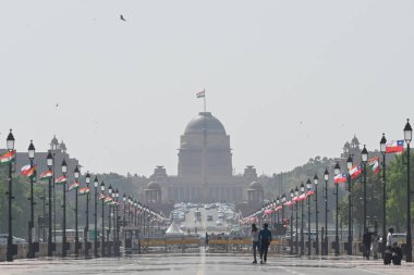 Sıcak bir günde Humayun 'un Mezarı' nda 2 Nisan 2025 'te Yeni Delhi, Hindistan' da turistler görüldü.. 