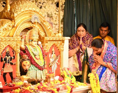 Delhi Genel Sekreteri Rekha Gupta, 2 Nisan 2025 'te Yeni Delhi, Hindistan' da, Jhandelwalan Mandir, Rani Jhansi Yolu 'nda Navratri Festivali vesilesiyle dua eder.. 