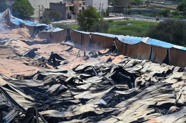 2 Nisan 2025 'te Gurugram, Hindistan' da, Pataudi Yolu 'ndaki Radha Soami Bhawan yakınlarındaki Kadipur Endüstriyel Bölgesi' ndeki fabrika deposunda çıkan yangını söndürmeye çalışan itfaiye personeli görülüyor.