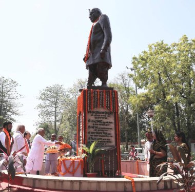 PATNA, INDIA - 5 Nisan 2025: Bihar Genel Sekreteri Nitish Kumar ve Bihar Valisi Arif Mohammad Khan, Jayanti Samaroh sırasında 5 Nisan 2025 tarihinde Hindistan 'ın Patna kentinde Babu Jagjeevan Ram' a saygılarını sundular. Fotoğraf: Santosh Kumar / Hindustan Times 