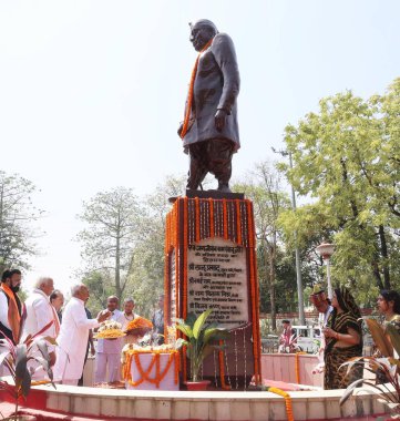 PATNA, INDIA - 5 Nisan 2025: Bihar Genel Sekreteri Nitish Kumar ve Bihar Valisi Arif Mohammad Khan, Jayanti Samaroh sırasında 5 Nisan 2025 tarihinde Hindistan 'ın Patna kentinde Babu Jagjeevan Ram' a saygılarını sundular. Fotoğraf: Santosh Kumar / Hindustan Times 