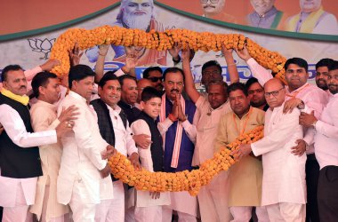  GHAZIABAD, INDIA - Uttar Pradesh Başkan Yardımcısı Keshav Prasad Maurya, Maharishi Kashyap Jayanti vesilesiyle 5 Nisan 2025 'de Hindistan' ın Gaziabad kentinde düzenlenen programda halkı selamlıyor.. 