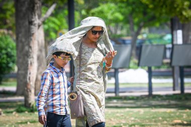 NEW DELHI, INDIA - 5 Nisan 2025: Hindistan Kapısı 'nda sıcak bir günde 5 Nisan 2025 tarihinde Yeni Delhi, Hindistan' da görülen turistler. Fotoğraf: Sanchit Khanna / Hindustan Times) 