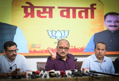 NEW DELHI, INDIA - 5 Nisan 2025 'te Delhi BJP Başkanı Virendra Sachdeva, Delhi BJP Genel Merkezi' nde basın toplantısı düzenledi.. 