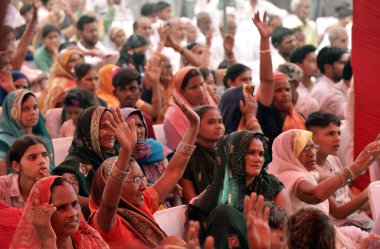  GHAZIABAD, INDIA - Uttar Pradesh Genel Başkan Yardımcısı olarak görülen BJP çalışanları Keshav Prasad Maurya, Maharishi Kashyap Jayanti vesilesiyle 5 Nisan 2025 'de Ghantaghar Ramlila Sahası' nda düzenlenen bir program sırasında halkı selamlıyor. 