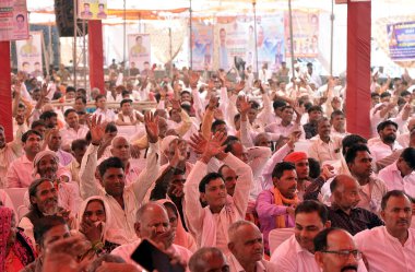  GHAZIABAD, INDIA - Uttar Pradesh Genel Başkan Yardımcısı olarak görülen BJP çalışanları Keshav Prasad Maurya, Maharishi Kashyap Jayanti vesilesiyle 5 Nisan 2025 'de Ghantaghar Ramlila Sahası' nda düzenlenen bir program sırasında halkı selamlıyor. 