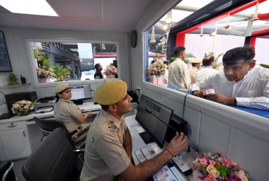 NEW DELHI, INDIA - 5 APRIL: Terminal-3 'teki Yeni Akıllı Polis Booth, Varış, IGI Havalimanı Vinai Kumar Saxena' nın açılışı, Delhi Vali Yardımcısı (görünmeyen), kaybolan bagajlarla ilgili şikayette bulunan yolculara dijital platform sunuyor
