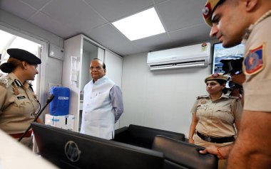NEW DELHI, INDIA - 5 APRIL5: Vinai Kumar Saxena, Delhi Vali Yardımcısı Terminal-3, Arrival, IGI Havalimanı 'nda Yeni Akıllı Polis Booth' unun açılışını gerçekleştirdi, yolculara kayıp bagaj, araç hırsızlığı veya araç hırsızlığıyla ilgili şikayetler için dijital platform sundu 