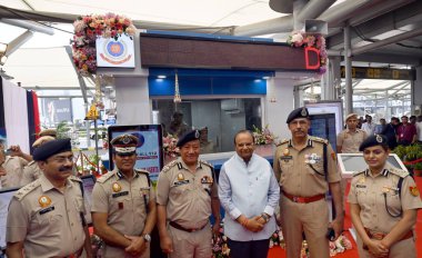 NEW DELHI, INDIA - 5 Nisan: Vinai Kumar Saxena, Delhi Emniyet Müdürü Sanjay Arora ve polis memurları yeni açılan Terminal-3, Varış, IGI Havaalanı 'nda Yeni Akıllı Polis Booth ile fotoğraf çektirmek için poz verdiler