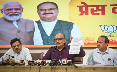 NEW DELHI, INDIA - 5 Nisan 2025 'te Delhi BJP Başkanı Virendra Sachdeva, Delhi BJP Genel Merkezi' nde basın toplantısı düzenledi.. 