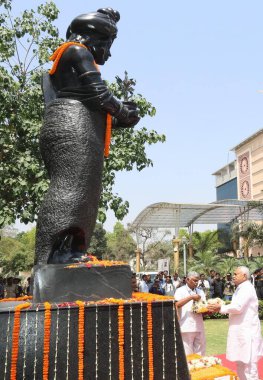 PATNA, INDIA - 5 Nisan 2025: Bihar Genel Sekreteri Nitish Kumar ve Bihar Valisi Arif Mohammad Khan, Jayanti Samaroh sırasında 5 Nisan 2025 tarihinde Hindistan 'ın Patna kentinde Babu Jagjeevan Ram' a saygılarını sundular. Fotoğraf: Santosh Kumar / Hindustan Times 
