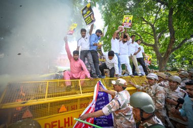 NEW DELHI, INDIA - 5 Nisan 2025 'te Hindistan' ın Yeni Delhi kentinde ABD Başkanı Donald Trump 'ın 5 Nisan 2025' te IYC Genel Merkezi 'nde uyguladığı% 26' lık gümrük vergisi üzerindeki sessizliği protesto eden Hint Gençlik Kongresi üyeleri,.