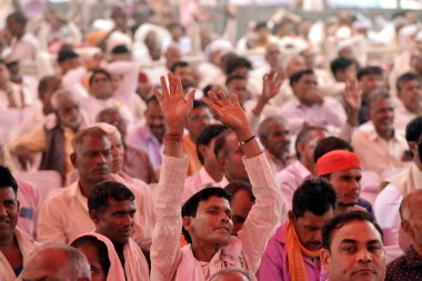  GHAZIABAD, INDIA - Uttar Pradesh Genel Başkan Yardımcısı olarak görülen BJP çalışanları Keshav Prasad Maurya, Maharishi Kashyap Jayanti vesilesiyle 5 Nisan 2025 'de Ghantaghar Ramlila Sahası' nda düzenlenen bir program sırasında halkı selamlıyor. 