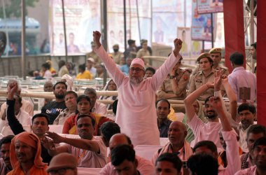  GHAZIABAD, INDIA - Uttar Pradesh Genel Başkan Yardımcısı olarak görülen BJP çalışanları Keshav Prasad Maurya, Maharishi Kashyap Jayanti vesilesiyle 5 Nisan 2025 'de Ghantaghar Ramlila Sahası' nda düzenlenen bir program sırasında halkı selamlıyor. 