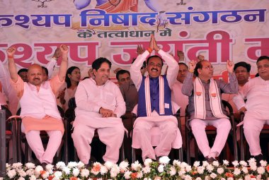  GHAZIABAD, INDIA - Uttar Pradesh Başkan Yardımcısı Keshav Prasad Maurya, Maharishi Kashyap Jayanti vesilesiyle 5 Nisan 2025 'de Hindistan' ın Gaziabad kentinde düzenlenen programda halkı selamlıyor.. 