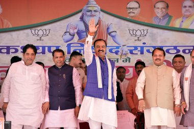  GHAZIABAD, INDIA - Uttar Pradesh Başkan Yardımcısı Keshav Prasad Maurya, Maharishi Kashyap Jayanti vesilesiyle 5 Nisan 2025 'de Hindistan' ın Gaziabad kentinde düzenlenen programda halkı selamlıyor.. 