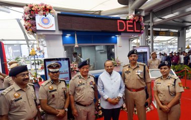 NEW DELHI, INDIA - 5 Nisan: Vinai Kumar Saxena, Delhi Emniyet Müdürü Sanjay Arora ve polis memurları yeni açılan Terminal-3, Varış, IGI Havaalanı 'nda Yeni Akıllı Polis Booth ile fotoğraf çektirmek için poz verdiler