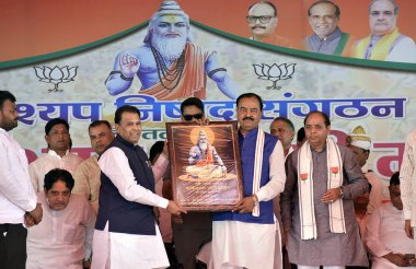 GHAZIABAD, INDIA - Uttar Pradesh Genel Bakan Yardımcısı Keshav Prasad Maurya, Maharishi Kashyap Jayanti münasebetiyle 5 Nisan 2025 'de Ghantaghar Ramlila Ground' da Hindistan 'ın Gaziabad kentinde düzenlenen bir program sırasında insanları selamlıyor. Fotoğraf. 