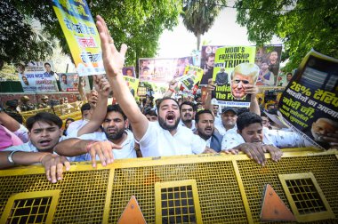 NEW DELHI, INDIA - 5 Nisan 2025 'te Hindistan' ın Yeni Delhi kentinde ABD Başkanı Donald Trump 'ın 5 Nisan 2025' te IYC Genel Merkezi 'nde uyguladığı% 26' lık gümrük vergisi üzerindeki sessizliği protesto eden Hint Gençlik Kongresi üyeleri,.