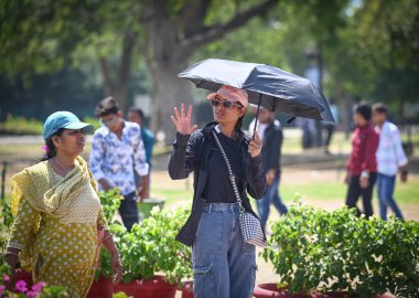 NEW DELHI, INDIA - 5 Nisan 2025: Hindistan Kapısı 'nda sıcak bir günde 5 Nisan 2025 tarihinde Yeni Delhi, Hindistan' da görülen turistler. Fotoğraf: Sanchit Khanna / Hindustan Times) 