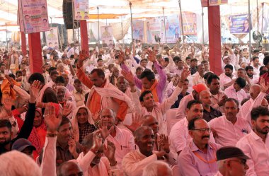  GHAZIABAD, INDIA - Uttar Pradesh Genel Başkan Yardımcısı olarak görülen BJP çalışanları Keshav Prasad Maurya, Maharishi Kashyap Jayanti vesilesiyle 5 Nisan 2025 'de Ghantaghar Ramlila Sahası' nda düzenlenen bir program sırasında halkı selamlıyor. 