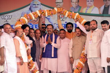  GHAZIABAD, INDIA - Uttar Pradesh Başkan Yardımcısı Keshav Prasad Maurya, Maharishi Kashyap Jayanti vesilesiyle 5 Nisan 2025 'de Hindistan' ın Gaziabad kentinde düzenlenen programda halkı selamlıyor.. 