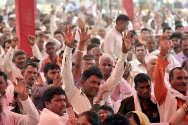  GHAZIABAD, INDIA - Uttar Pradesh Genel Başkan Yardımcısı olarak görülen BJP çalışanları Keshav Prasad Maurya, Maharishi Kashyap Jayanti vesilesiyle 5 Nisan 2025 'de Ghantaghar Ramlila Sahası' nda düzenlenen bir program sırasında halkı selamlıyor. 
