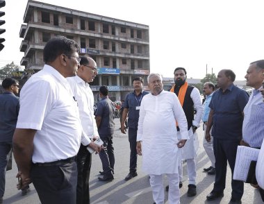 PATNA, INDIA - 5 Nisan 2025: Bihar Genel Sekreteri Nitish Kumar ve Bihar Valisi Arif Mohammad Khan, Jayanti Samaroh sırasında 5 Nisan 2025 tarihinde Hindistan 'ın Patna kentinde Babu Jagjeevan Ram' a saygılarını sundular. Fotoğraf: Santosh Kumar / Hindustan Times 