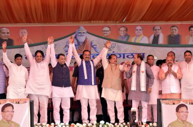  GHAZIABAD, INDIA - Uttar Pradesh Başkan Yardımcısı Keshav Prasad Maurya, Maharishi Kashyap Jayanti vesilesiyle 5 Nisan 2025 'de Hindistan' ın Gaziabad kentinde düzenlenen programda halkı selamlıyor.. 