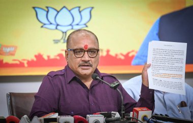 NEW DELHI, INDIA - 5 Nisan 2025 'te Delhi BJP Başkanı Virendra Sachdeva, Delhi BJP Genel Merkezi' nde basın toplantısı düzenledi.. 