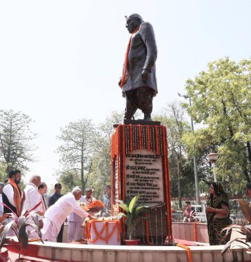 PATNA, INDIA - 5 Nisan 2025: Bihar Genel Sekreteri Nitish Kumar ve Bihar Valisi Arif Mohammad Khan, Jayanti Samaroh sırasında 5 Nisan 2025 tarihinde Hindistan 'ın Patna kentinde Babu Jagjeevan Ram' a saygılarını sundular. Fotoğraf: Santosh Kumar / Hindustan Times 