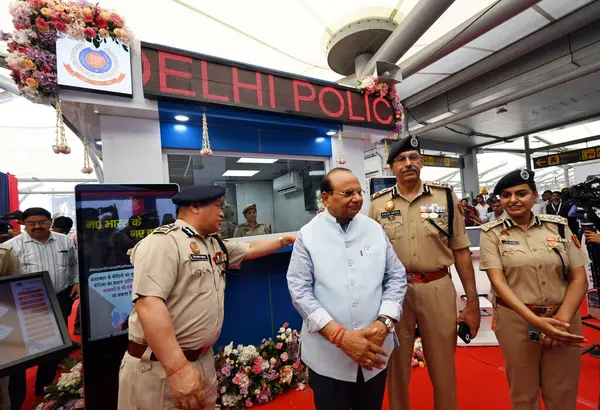 NEW DELHI, INDIA - 5 Nisan: Vinai Kumar Saxena, Delhi Emniyet Müdürü Sanjay Arora ve polis memurları yeni açılan Terminal-3, Varış, IGI Havaalanı 'nda Yeni Akıllı Polis Booth ile fotoğraf çektirmek için poz verdiler