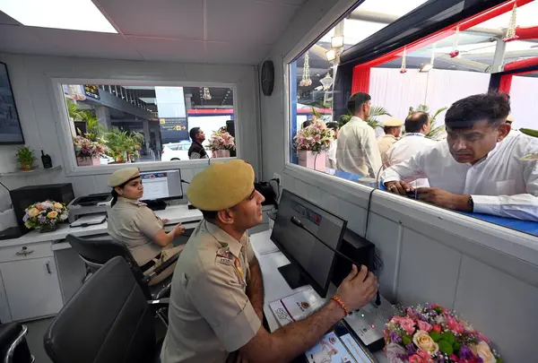 NEW DELHI, INDIA - 5 APRIL: Terminal-3 'teki Yeni Akıllı Polis Booth, Varış, IGI Havalimanı Vinai Kumar Saxena' nın açılışı, Delhi Vali Yardımcısı (görünmeyen), kaybolan bagajlarla ilgili şikayette bulunan yolculara dijital platform sunuyor